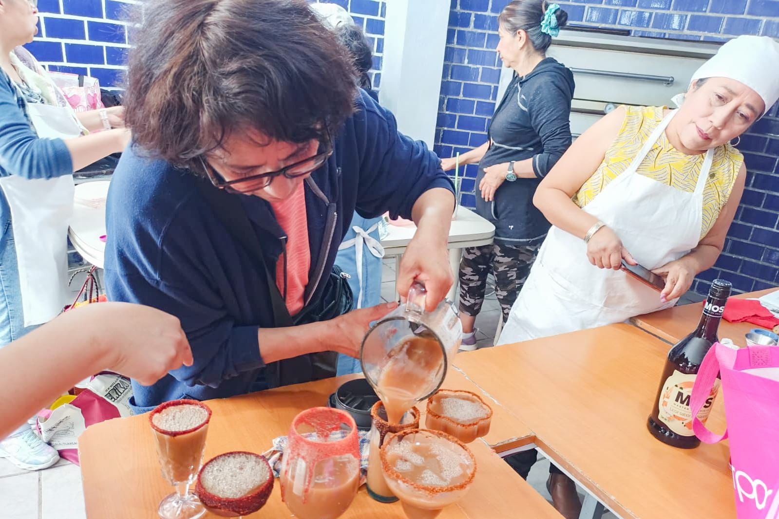 Gobierno de Alfonso Sánchez García capacita a mujeres en coctelería como herramienta de autonomía económica